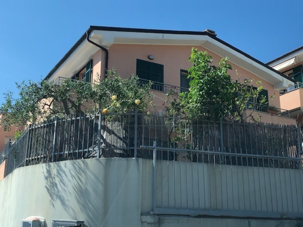 Villa a schiera in Via degli alpini, Loano, 5 locali, 3 bagni, garage