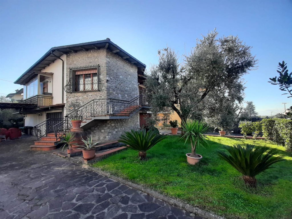Villa a Pistoia, 6 locali, 2 bagni, giardino privato, 280 m²