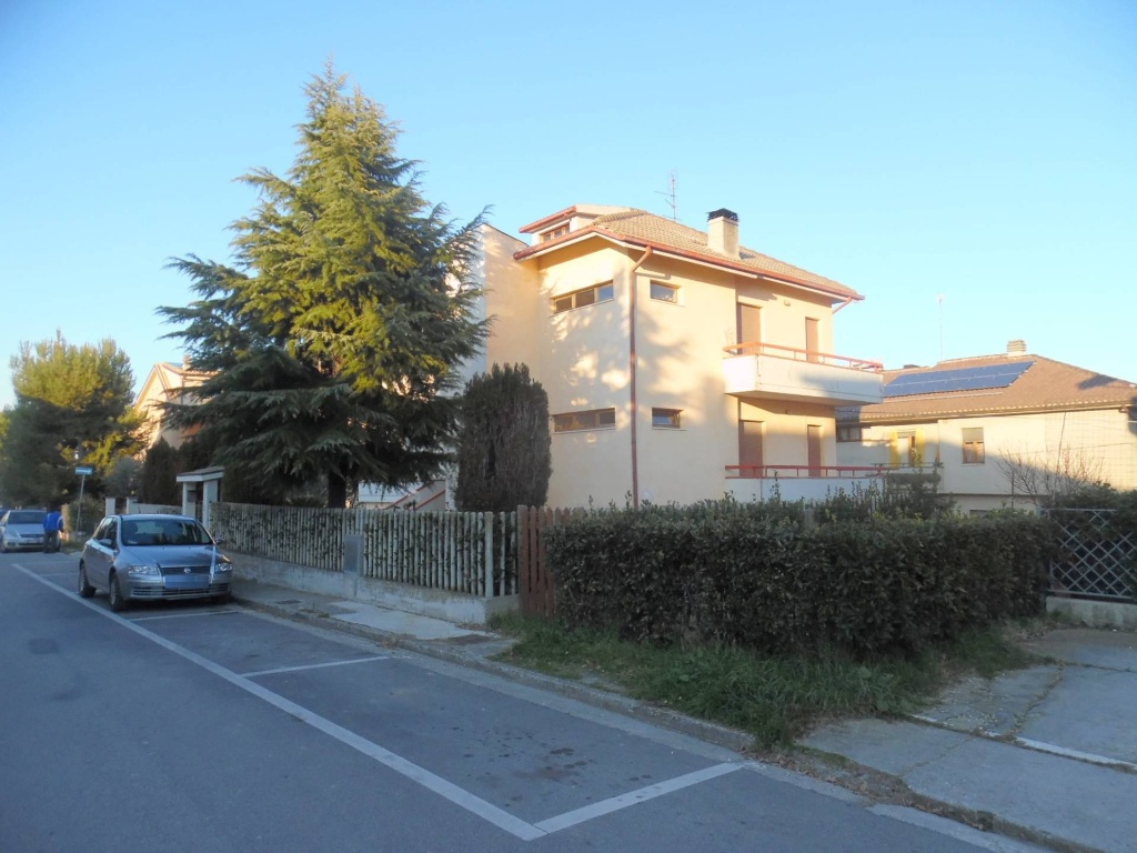 Casa indipendente in Via F.lli Cervi, Offida, 10 locali, 4 bagni