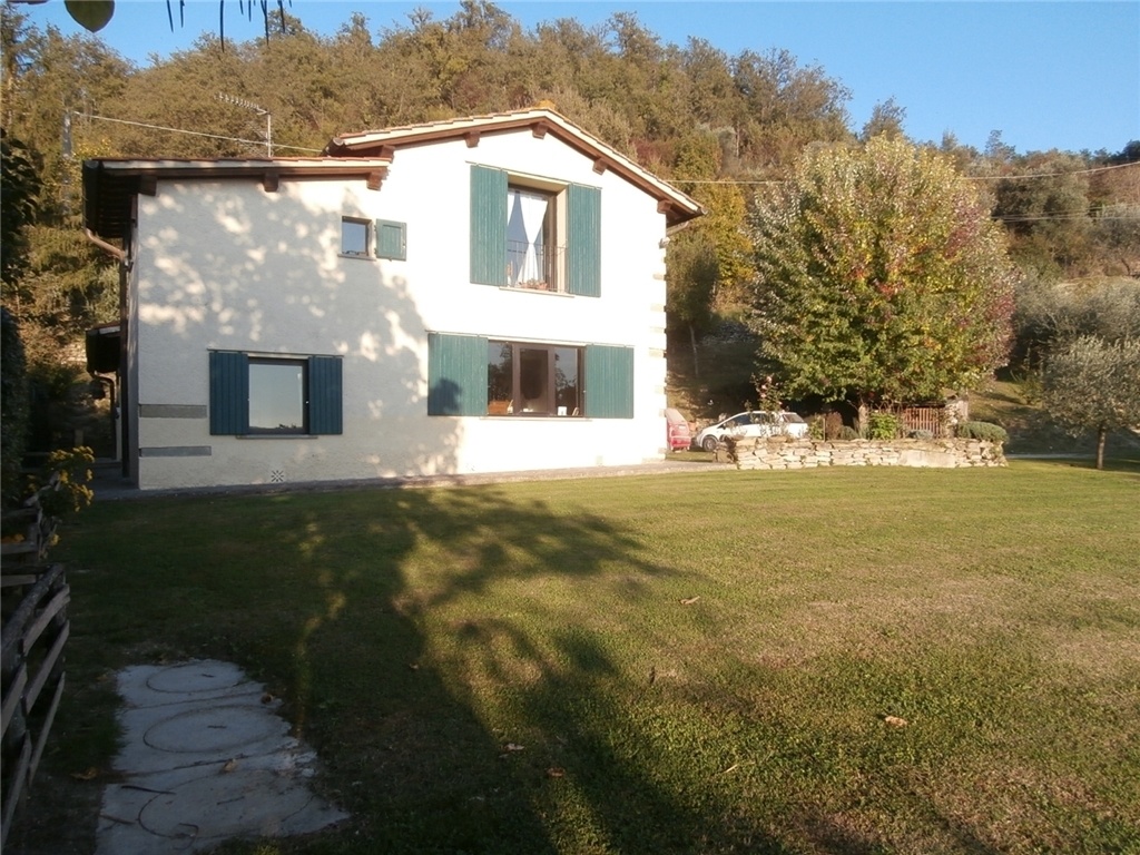 Casa indipendente a Vicchio, 6 locali, 4 bagni, giardino privato