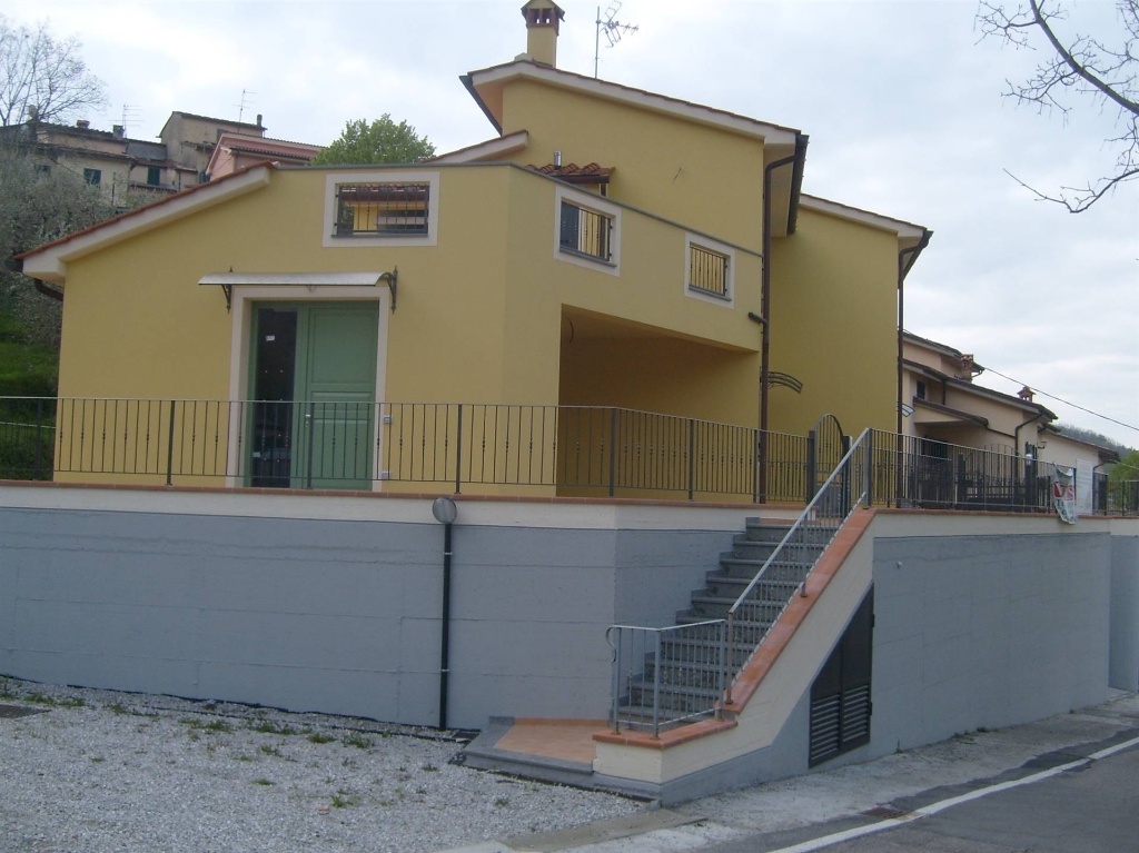 Villa a schiera a Pistoia, 4 locali, 2 bagni, 83 m², terrazzo