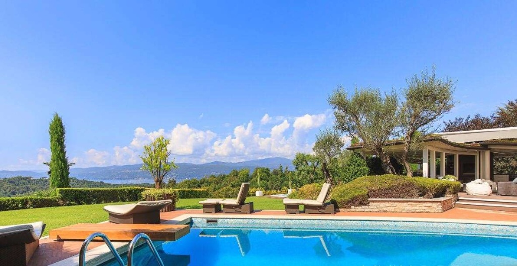 Villa in Via Trento, Besozzo, 10 locali, 5 bagni, giardino privato