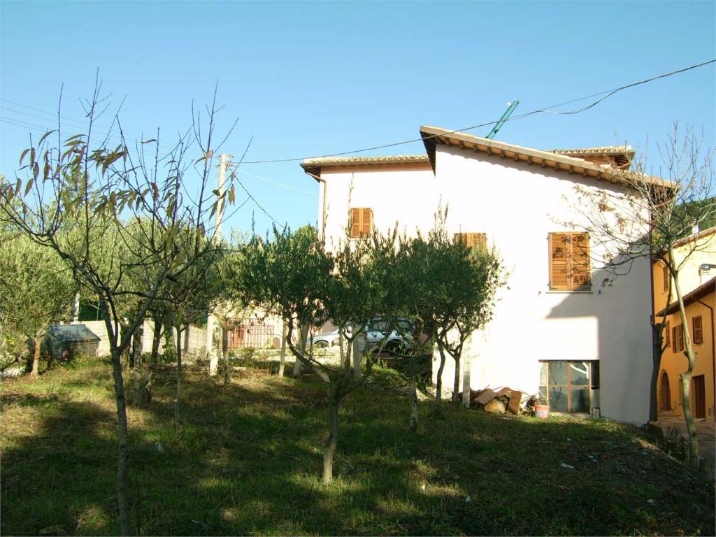 Casa indipendente in Col Sant'Angelo, Nocera Umbra, 5 locali, 2 bagni
