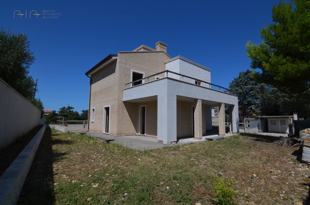 Villa singola in VIA CUPRENSE, Grottammare, 9 locali, 6 bagni, con box