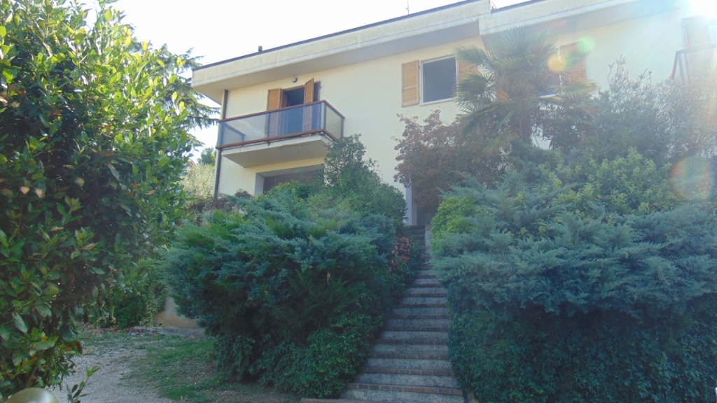 Appartamento bifamiliare a Perugia, 8 locali, 4 bagni, arredato
