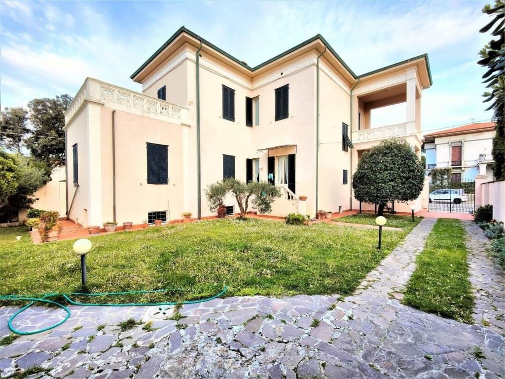 Villa a Pisa, 10 locali, 3 bagni, giardino privato, posto auto, 380 m²