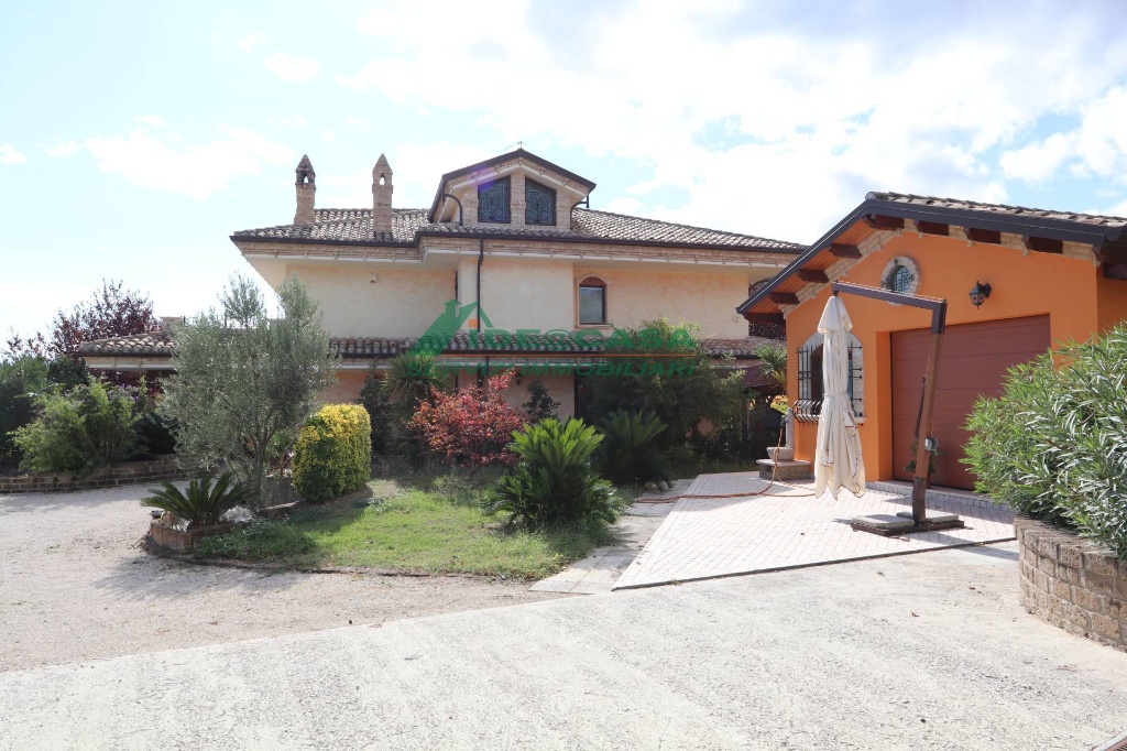 Villa singola in Via Civita, Colonnella, 8 locali, 4 bagni, 650 m²