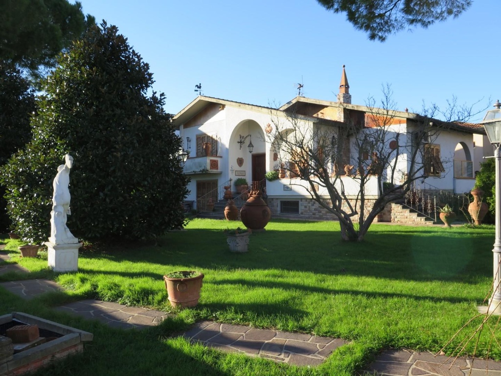 Villa a Pisa, 8 locali, 2 bagni, giardino privato, posto auto, 334 m²