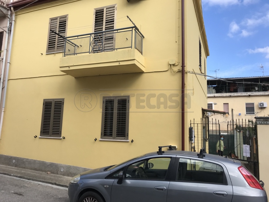 Villetta bifamiliare in Carso snc, Catanzaro, 5 locali, 150 m²