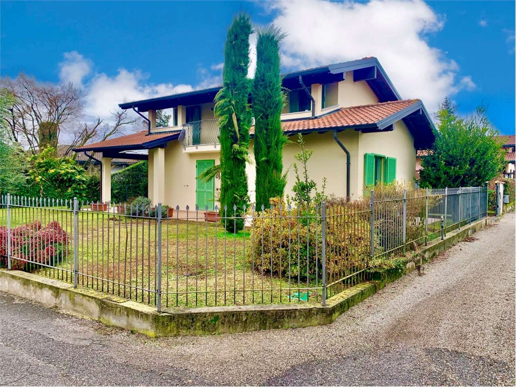 Villa in Via Coquo, Sesto Calende, 8 locali, 3 bagni, giardino privato