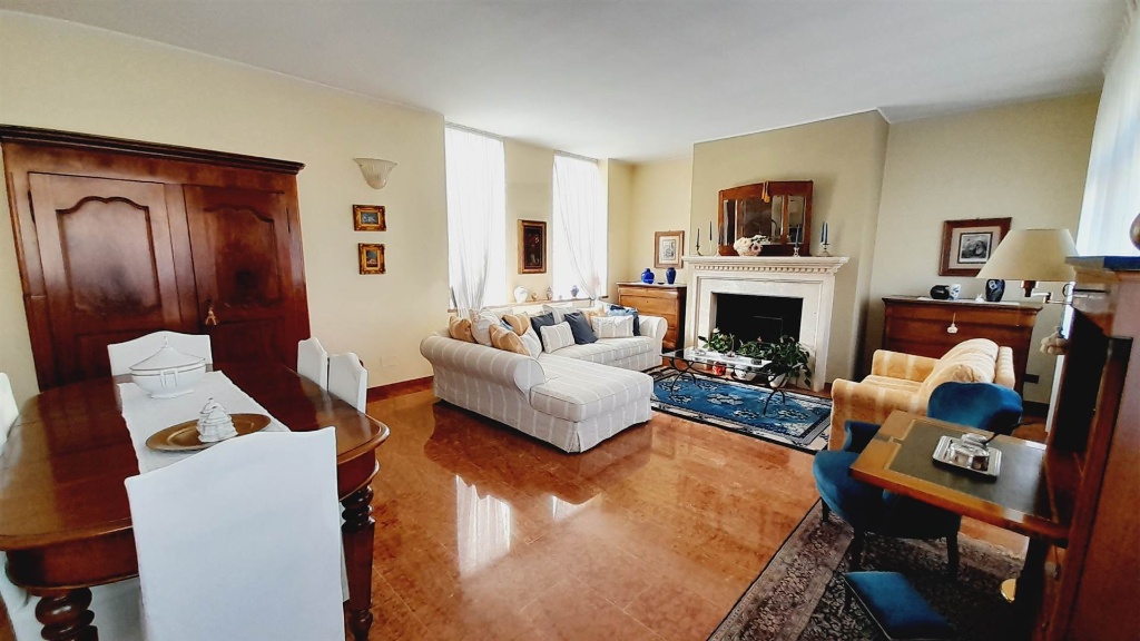 Appartamento bifamiliare a Vigevano, 10 locali, 4 bagni, 300 m²