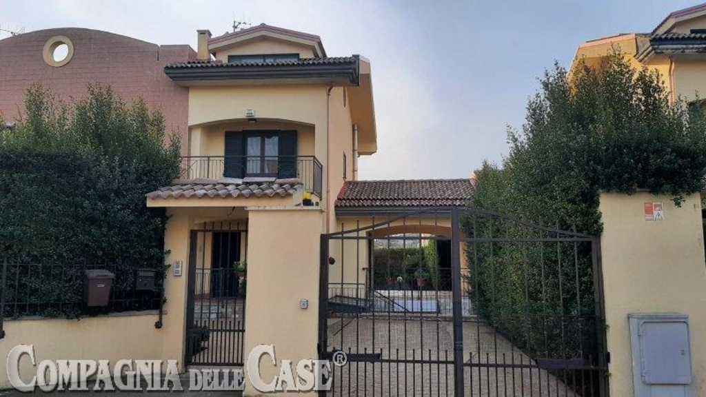 Villa in Via G. di Tardo, Catanzaro, 7 locali, 4 bagni, con box