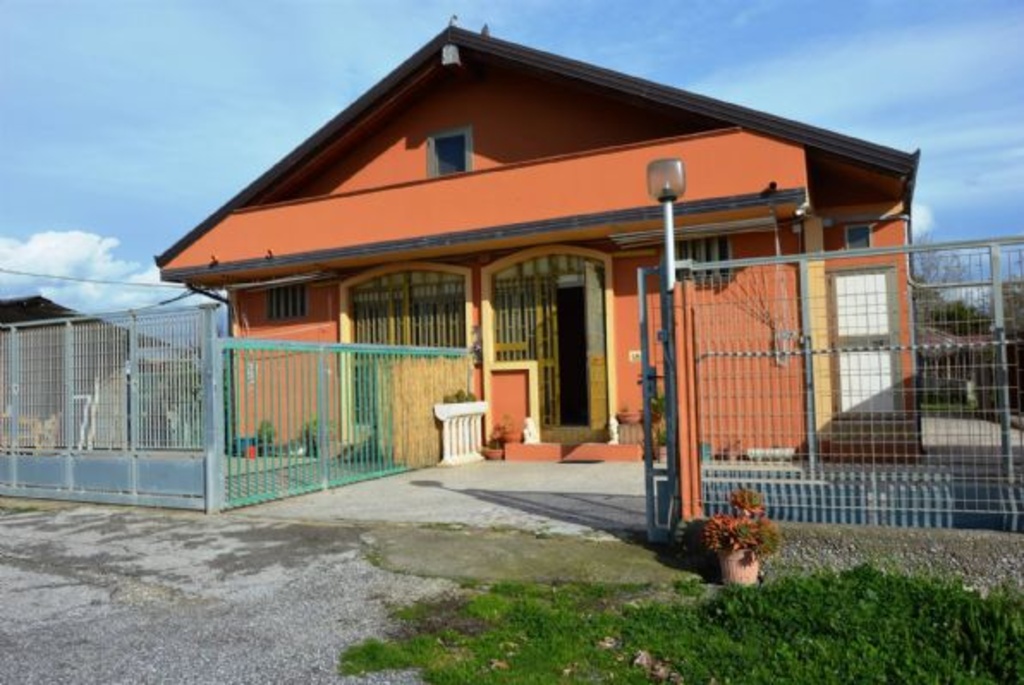 Villa a Pontecagnano Faiano, 8 locali, 3 bagni, giardino privato