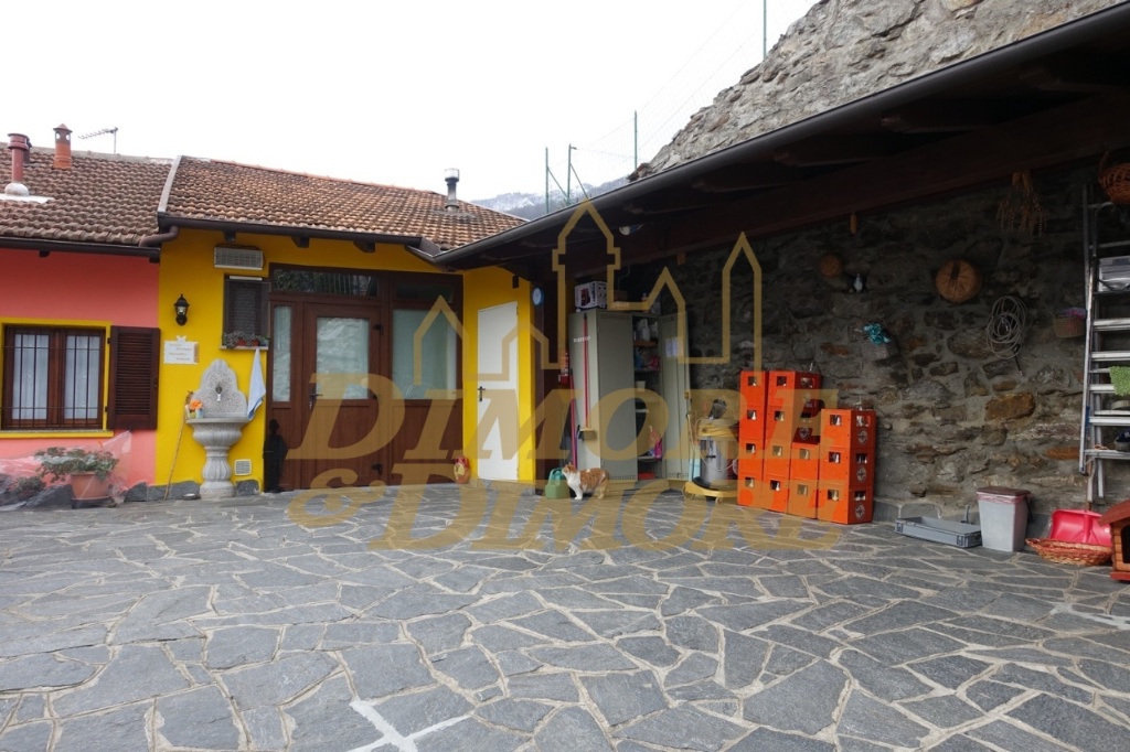 Villetta bifamiliare in Via Crebbia, Casale Corte Cerro, 6 locali