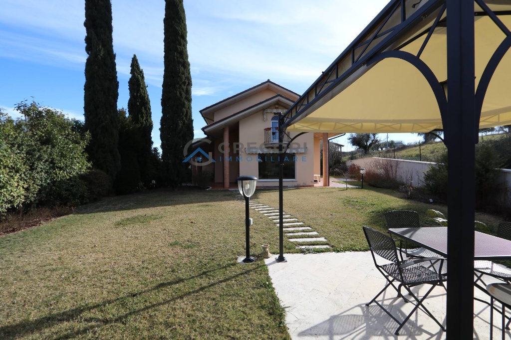Villa singola in Via A. Manzoni, Appignano del Tronto, 11 locali