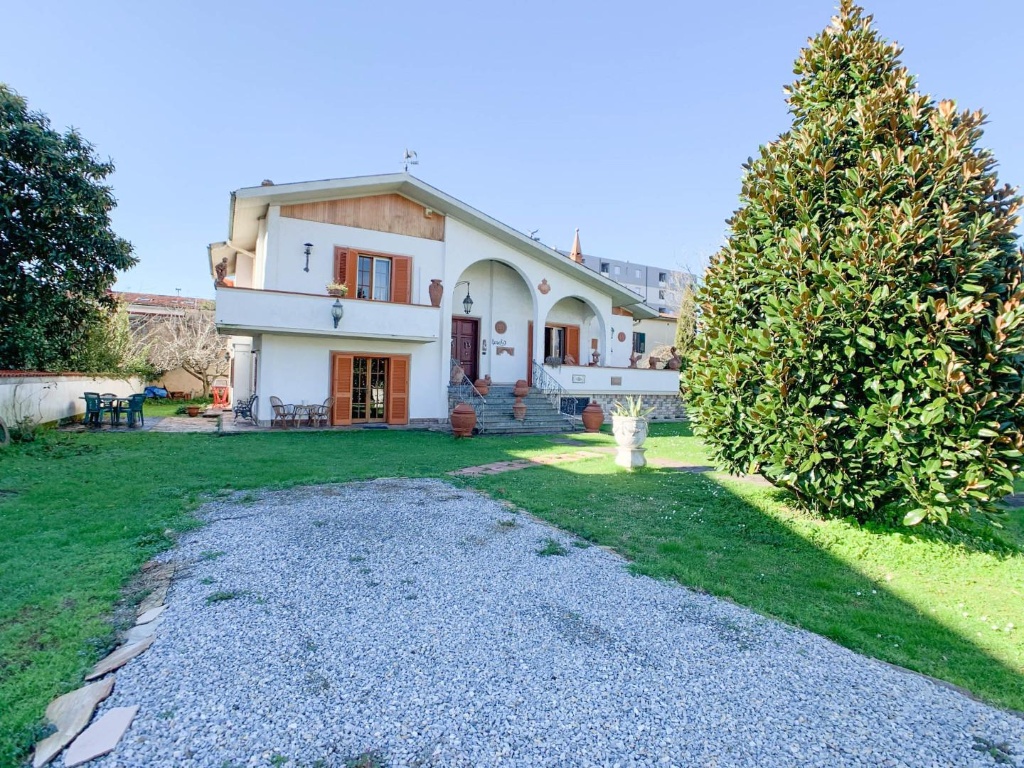 Villa a Pisa, 8 locali, 2 bagni, giardino privato, posto auto, 228 m²