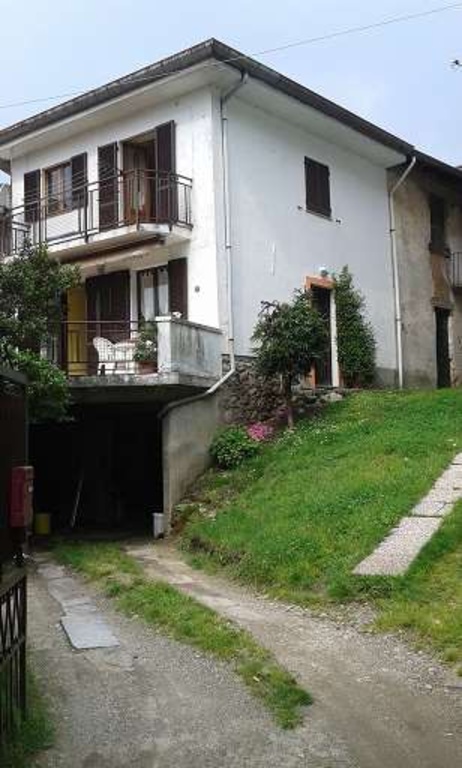 Porzione di casa in Via Mottarone, Omegna, 5 locali, 1 bagno, garage