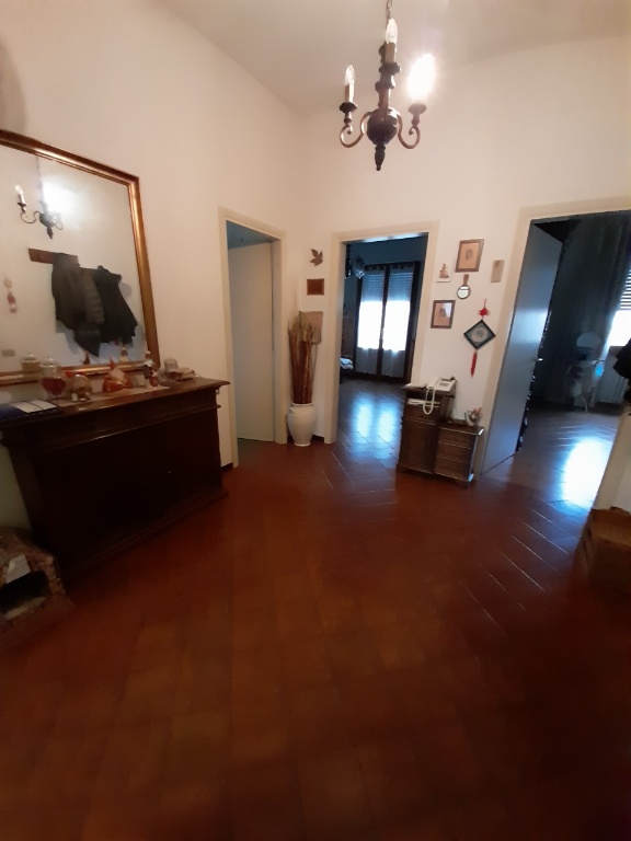 Appartamento a Prato, 5 locali, 1 bagno, giardino in comune, 100 m²