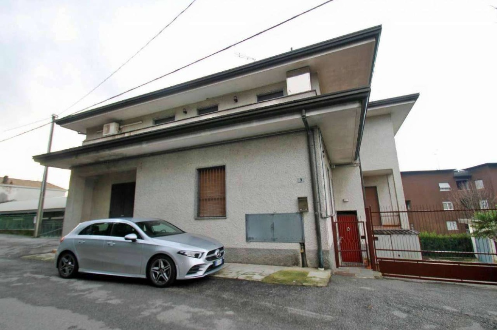 Casa indipendente in Via G. Garibaldi, Costa Masnaga, 5 locali, garage