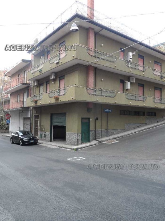 Appartamento in Via vicenza, Biancavilla, 6 locali, 3 bagni, garage