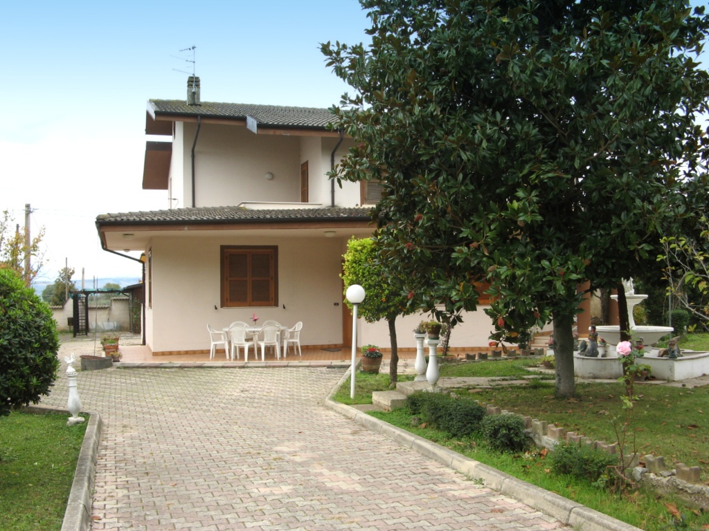 Villa in Viale dei Pini, Collecorvino, 8 locali, 4 bagni, con box