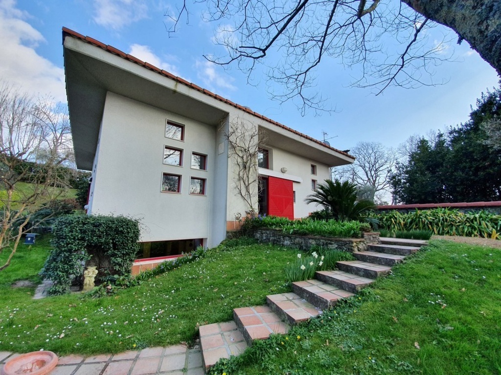 Villa a Sarzana, 8 locali, 3 bagni, giardino privato, con box, 266 m²