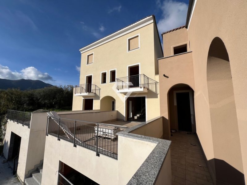Villa a schiera in Via Marici, Boissano, 7 locali, giardino privato
