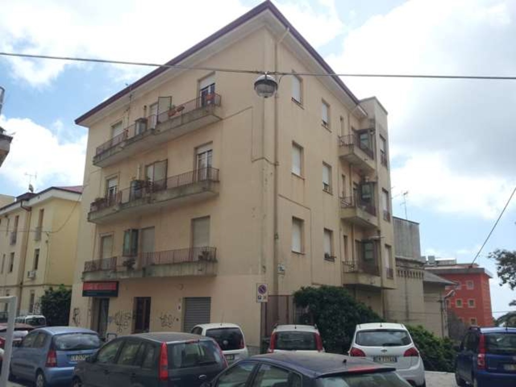 Appartamento a Catanzaro, 5 locali, 1 bagno, 105 m², 3° piano