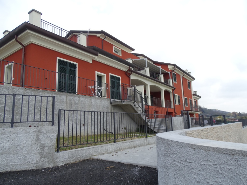 Casa semindipendente a Castelnuovo Magra, 5 locali, posto auto, 109 m²