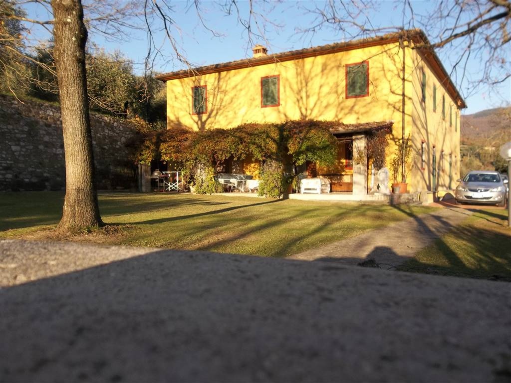 Villa a Pistoia, 13 locali, 3 bagni, giardino privato, posto auto