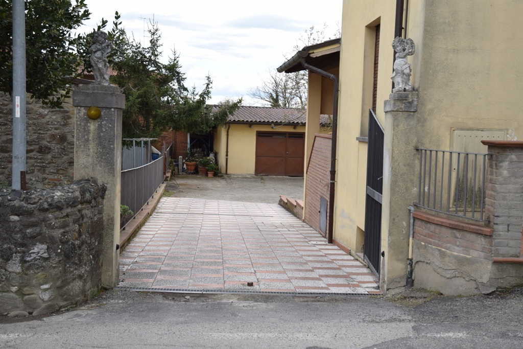 Casa indipendente ad Arezzo, 8 locali, 280 m², riscaldamento autonomo