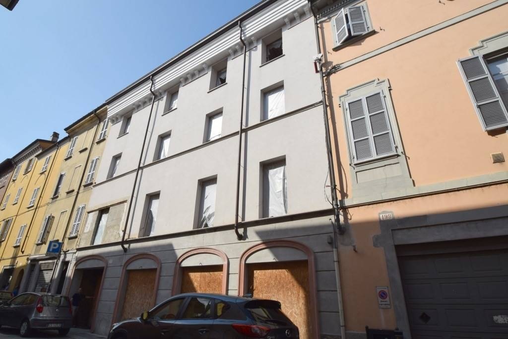 Palazzo a Piacenza, 1 locale, 867 m², terrazzo, ascensore in vendita
