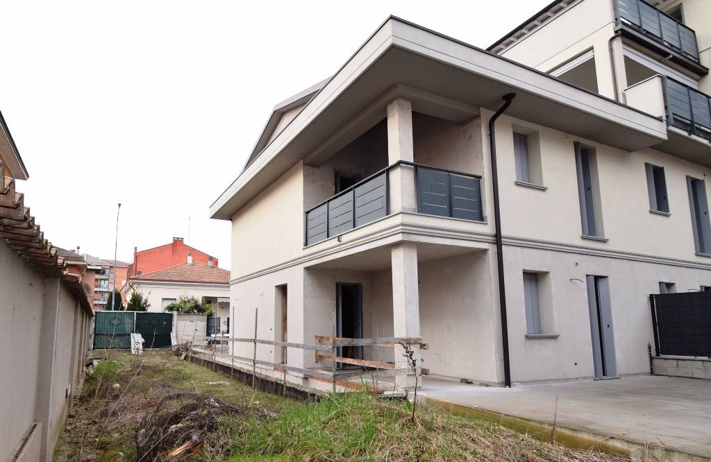 Casa semindipendente a Piacenza, 4 locali, 2 bagni, 200 m² in vendita