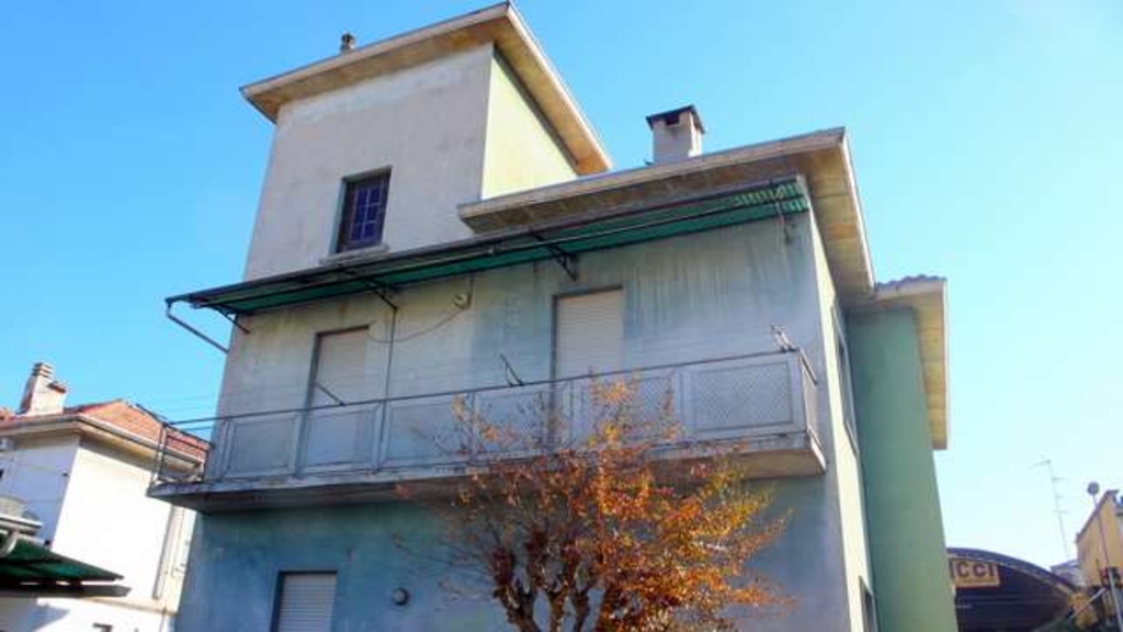 Villetta bifamiliare in Corso Milano, Vigevano, 15 locali, 4 bagni