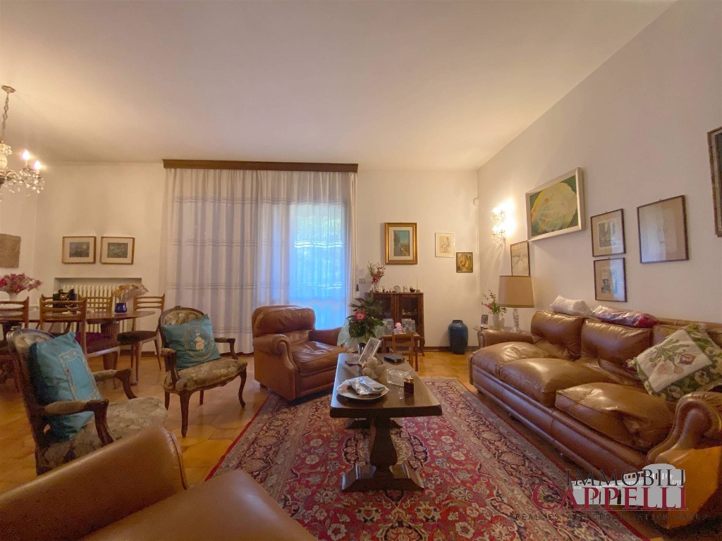 Appartamento bifamiliare a Cesena, 8 locali, 2 bagni, giardino privato