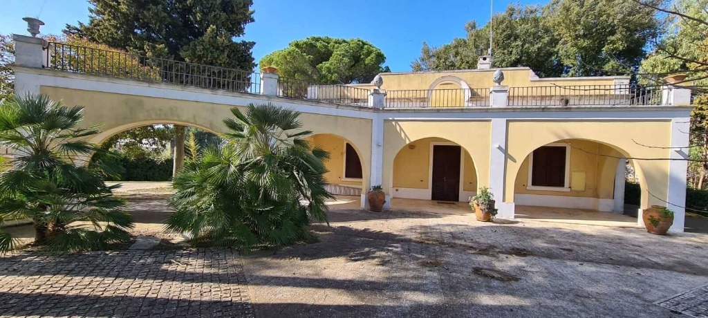 Villa a Martina Franca, 12 locali, 5 bagni, giardino privato, 375 m²