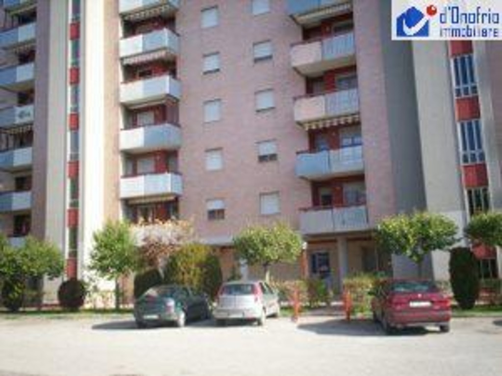 Appartamento in PIAZZA MOLISE, Campobasso, 6 locali, 2 bagni, con box
