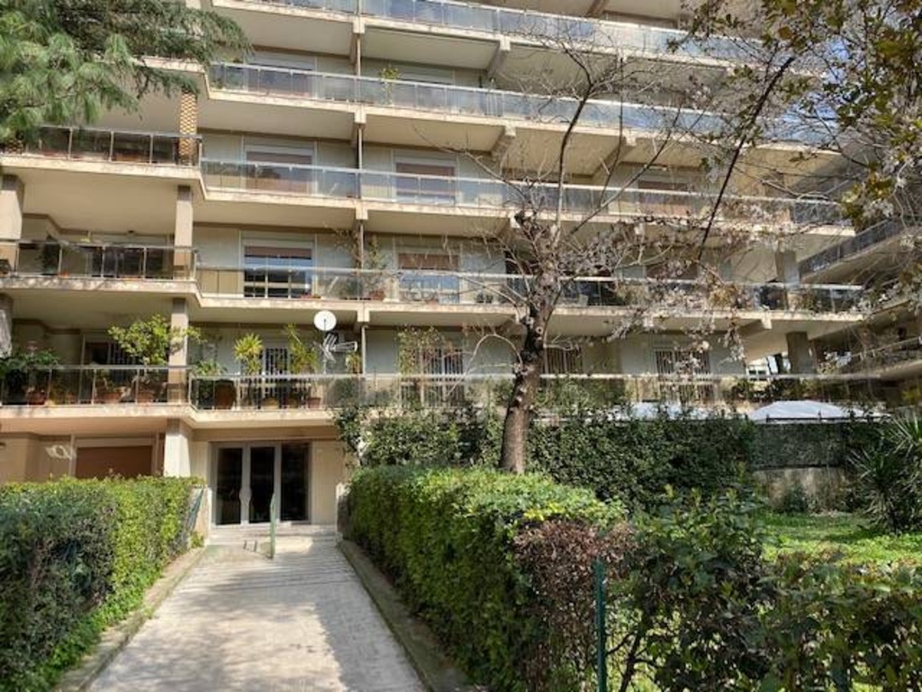 Appartamento in Via botticelli, Caserta, 6 locali, 2 bagni, con box
