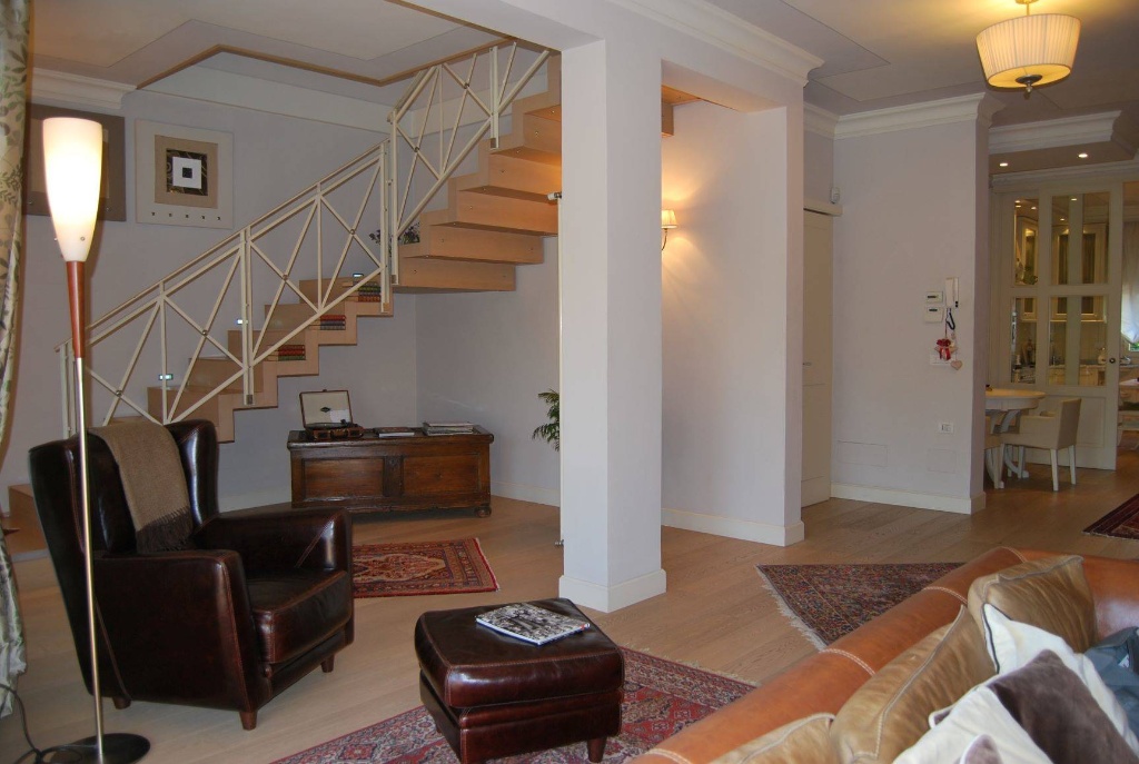 Appartamento a Pistoia, 11 locali, 3 bagni, 330 m², 1° piano