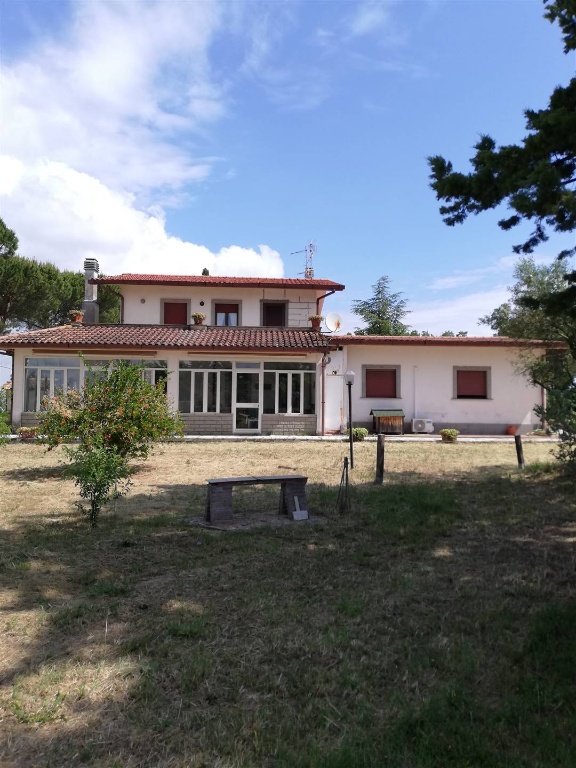 Villa a Vetralla, 8 locali, 4 bagni, giardino privato, posto auto