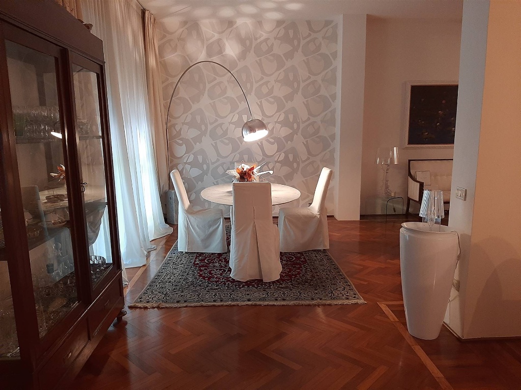 Appartamento a Livorno, 5 locali, 2 bagni, posto auto, 200 m²