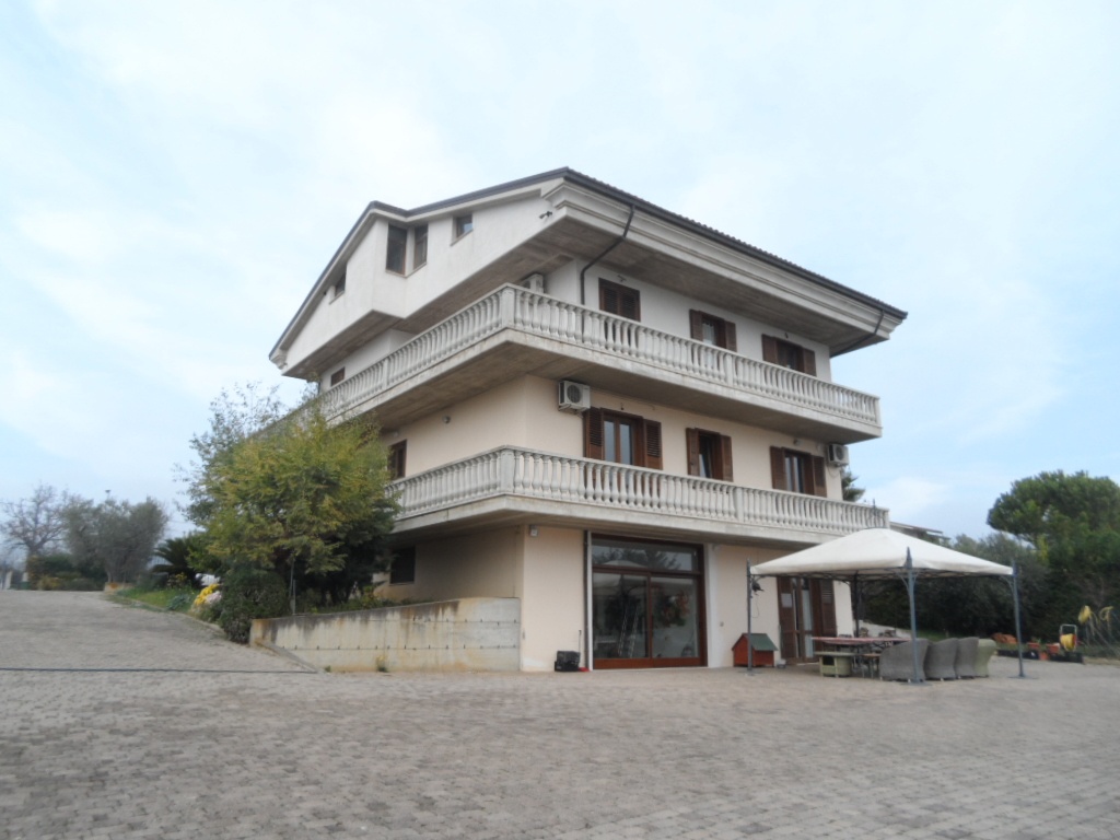 Villa singola in Contrada Civita, Colonnella, 11 locali, 4 bagni