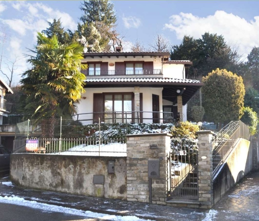 Villa a Ferrera di Varese, 8 locali, 2 bagni, giardino privato, garage