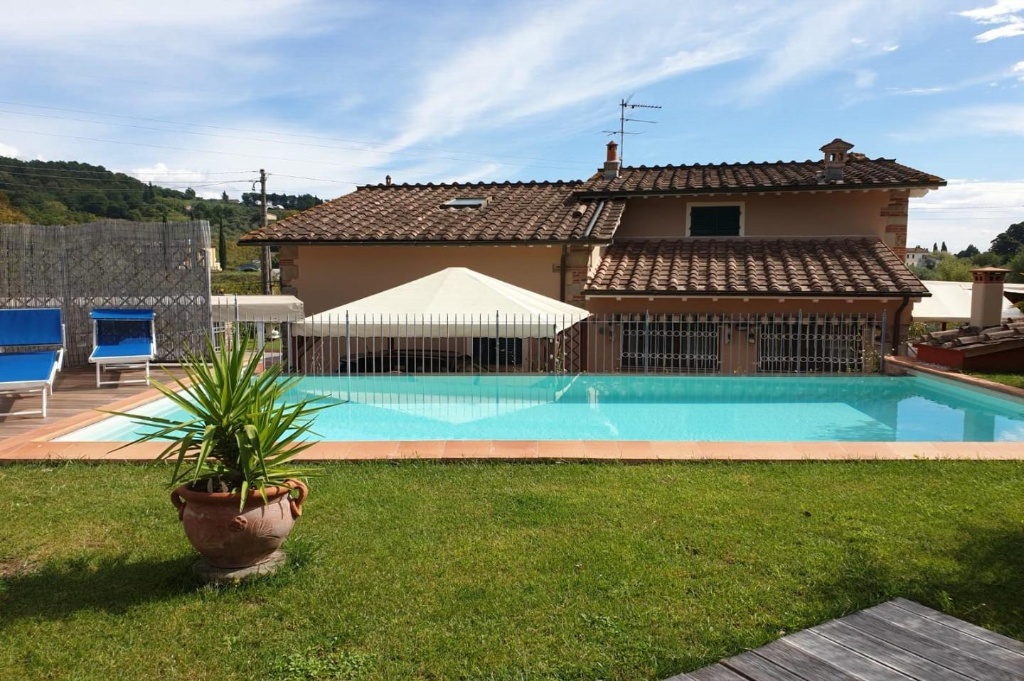 Villa a Lucca, 8 locali, 3 bagni, giardino privato, posto auto, 300 m²