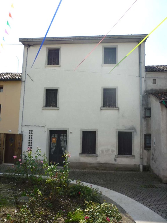 Porzione di casa in Via Roma, Colle Umberto, 7 locali, 1 bagno, 210 m²