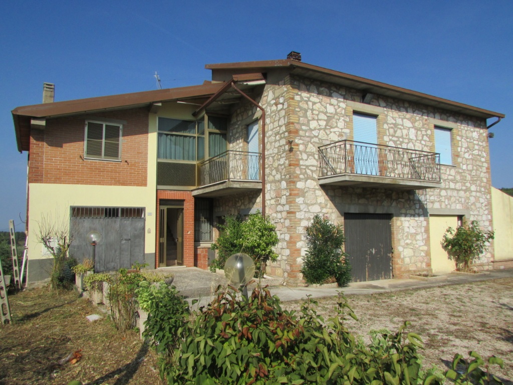 Villa singola a Massa Martana, 10 locali, 3 bagni, garage, 400 m²
