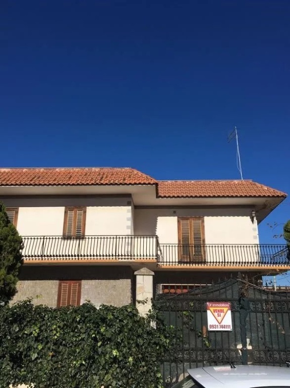 Villa in Viale Edoardo Garrone, Melilli, 10 locali, porta blindata