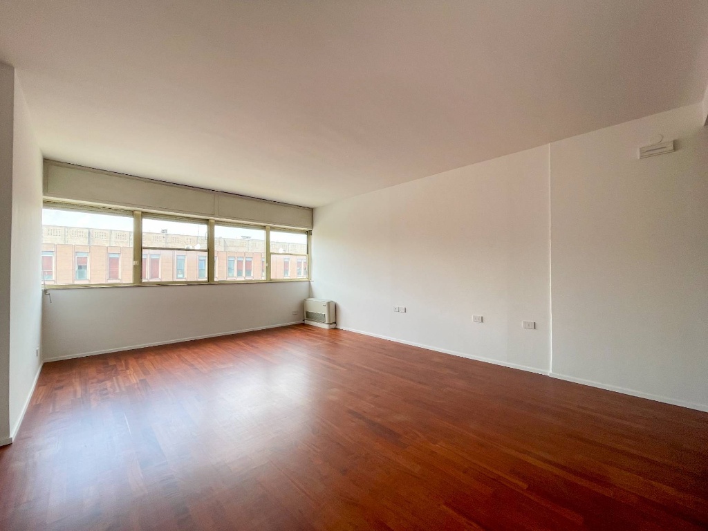Appartamento a Padova, 8 locali, 2 bagni, con box, 195 m², 7° piano