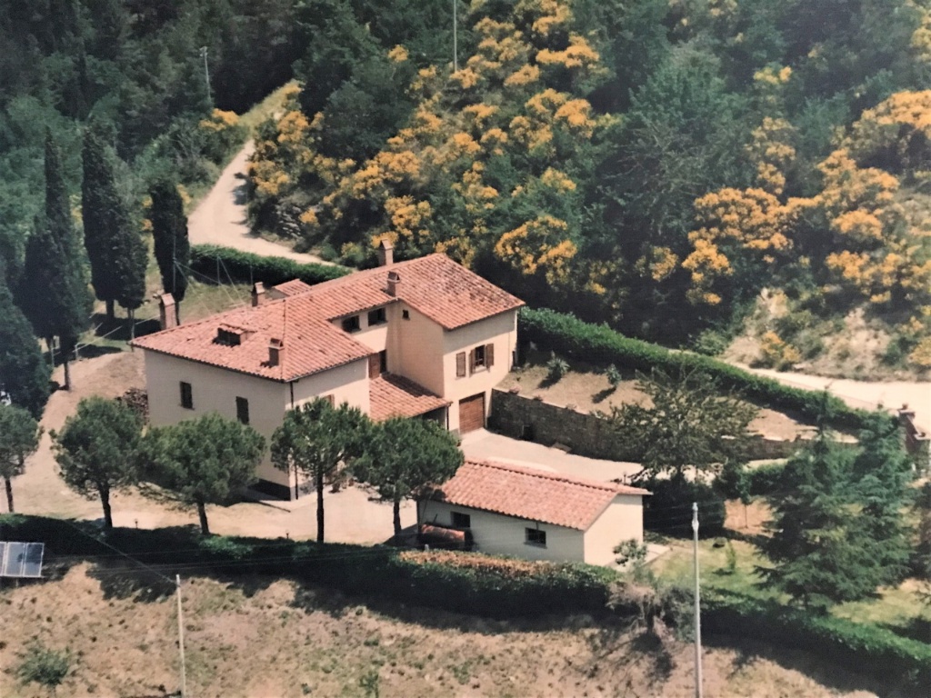 Casale ad Arezzo, 8 locali, 3 bagni, giardino privato, 500 m²