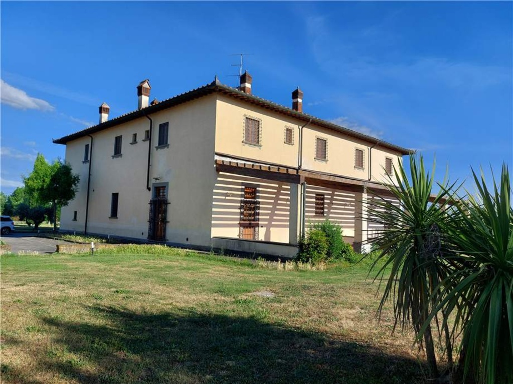Villa singola a Prato, 10 locali, 6 bagni, 400 m², camino in vendita